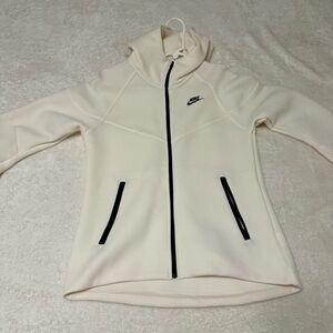 WHITE NIKE ZIP UP JACKET SIZE SMALL ATHLETIC